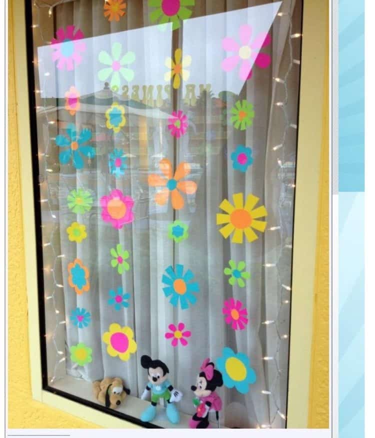 dekorasi jendela lampu dan bunga
