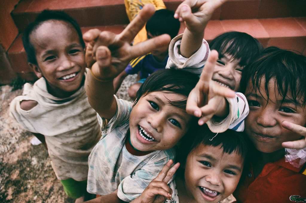 Prestasi Global - 10 Manfaat Mengajarkan Anak Bersedekah
