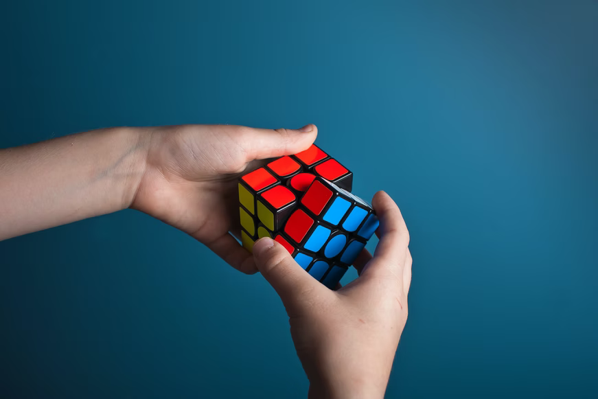 Inilah Cara Mengasah Kemampuan Otak Anak Melalui Permainan Rubik - Sekolah Prestasi Global