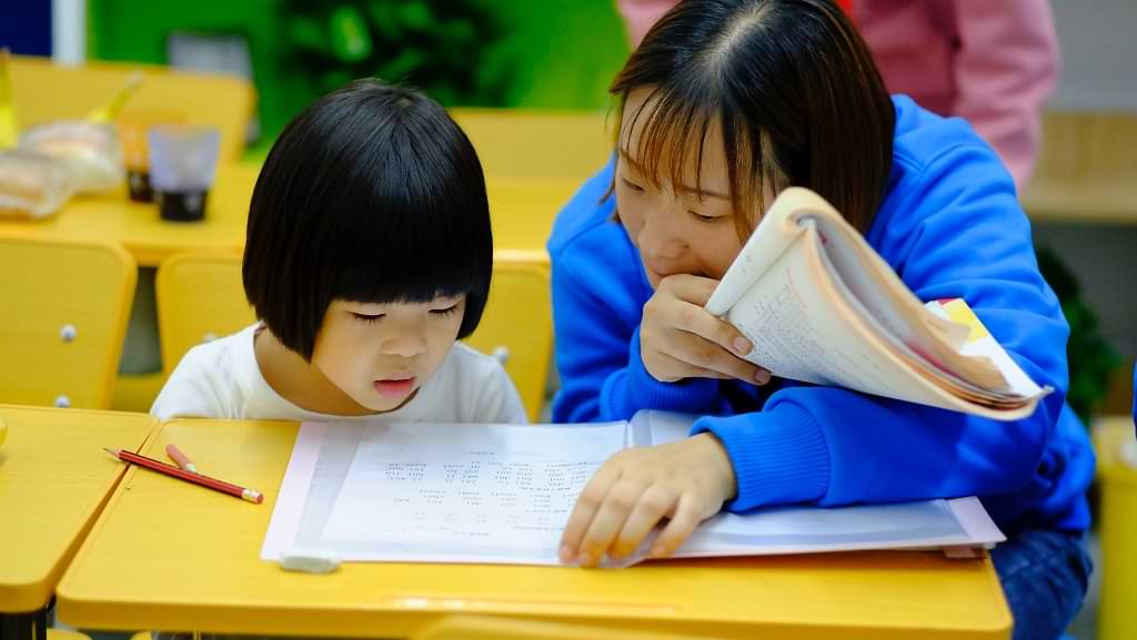 tips agar anak tidak menyela pembicaraan - Sekolah Prestasi Global