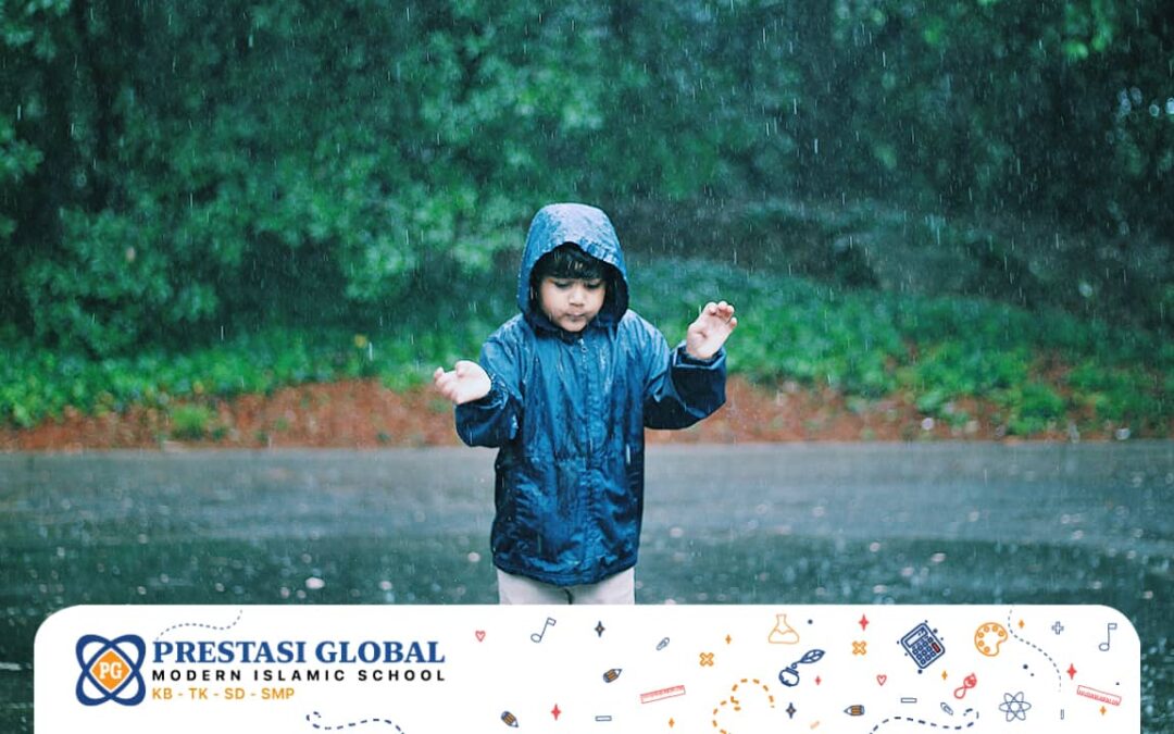 Manfaat Mandi Hujan Untuk Tubuh Anak - Prestasi Global
